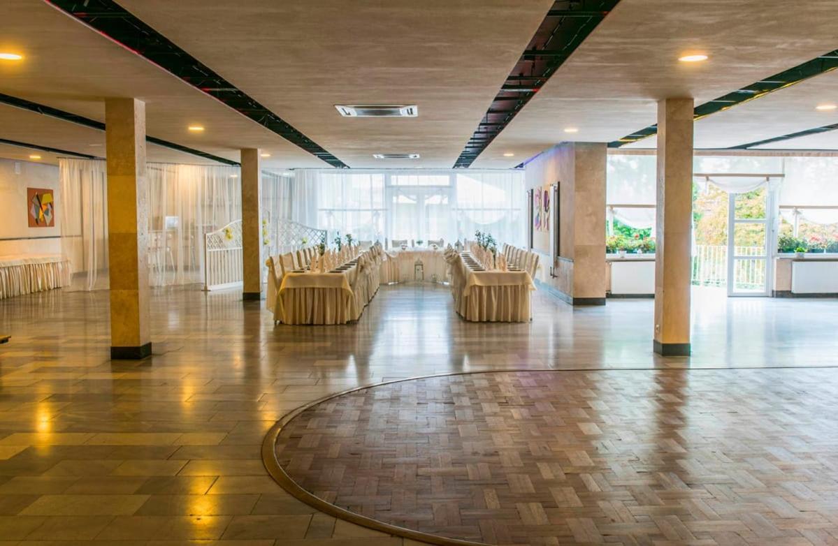 Hotel Accademia Ostrowiec Świętokrzyski Eksteriør bilde