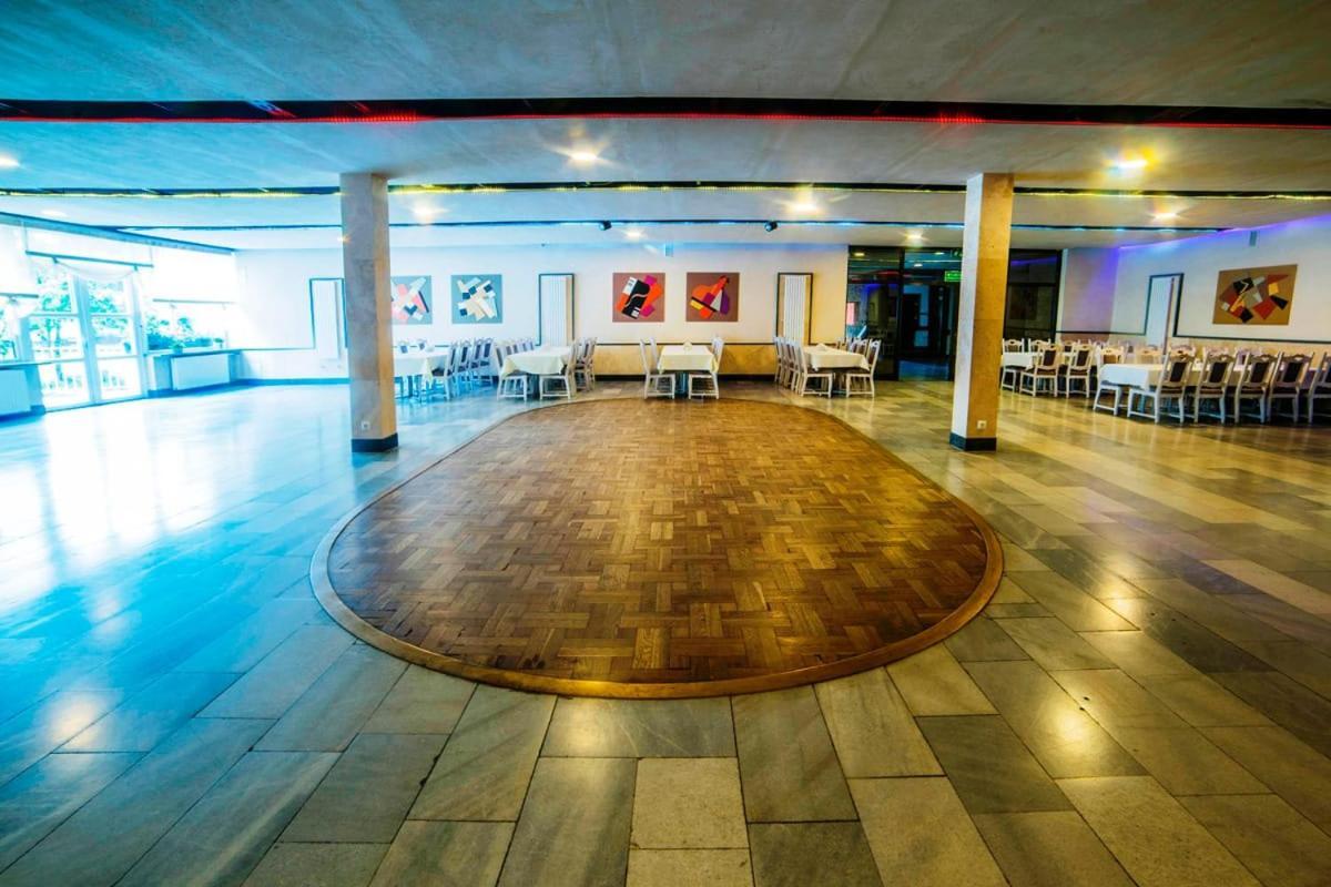 Hotel Accademia Ostrowiec Świętokrzyski Eksteriør bilde